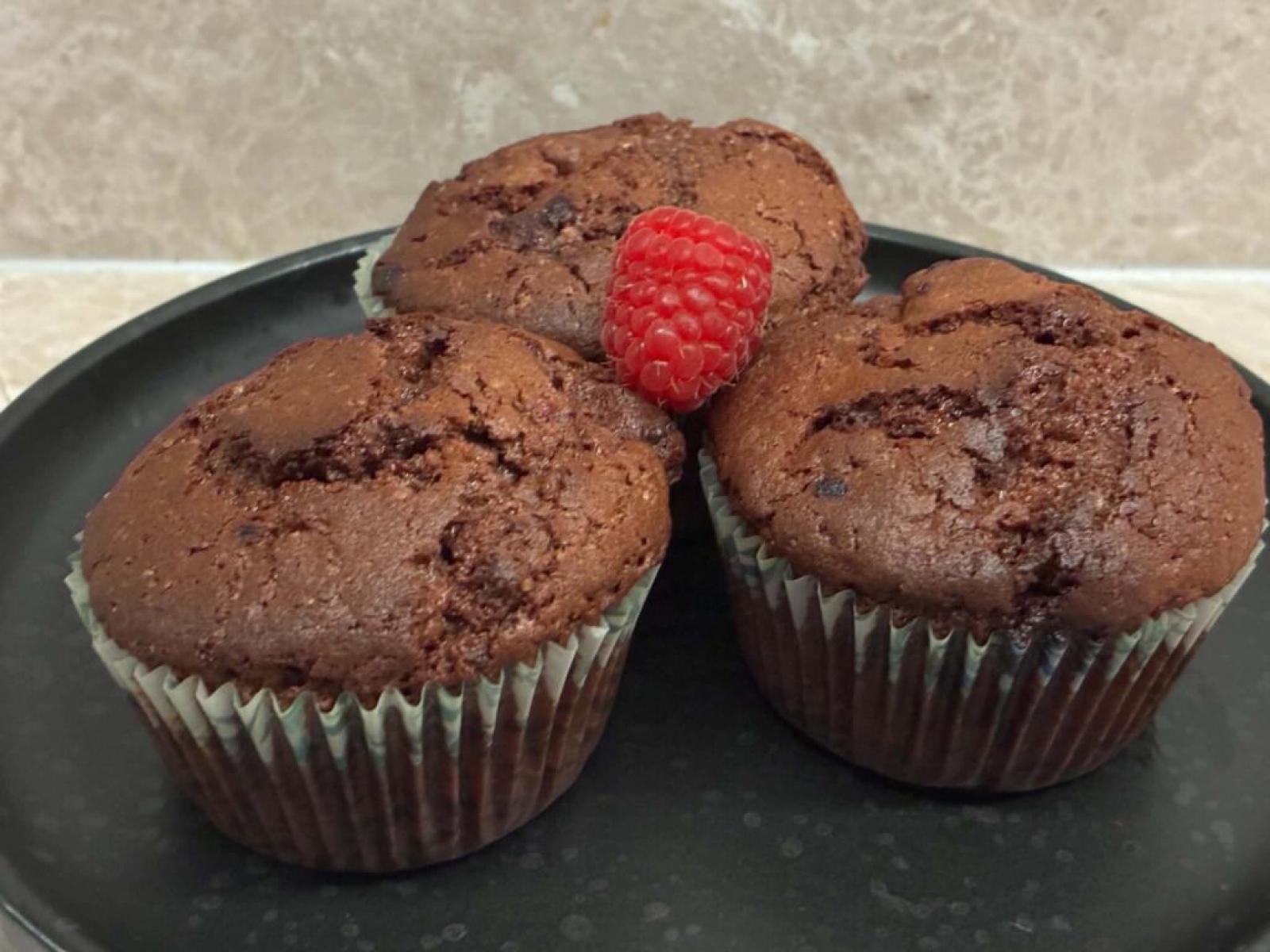 Muffinki kakaowe z malinami – puszyste, wilgotne i pełne owoców