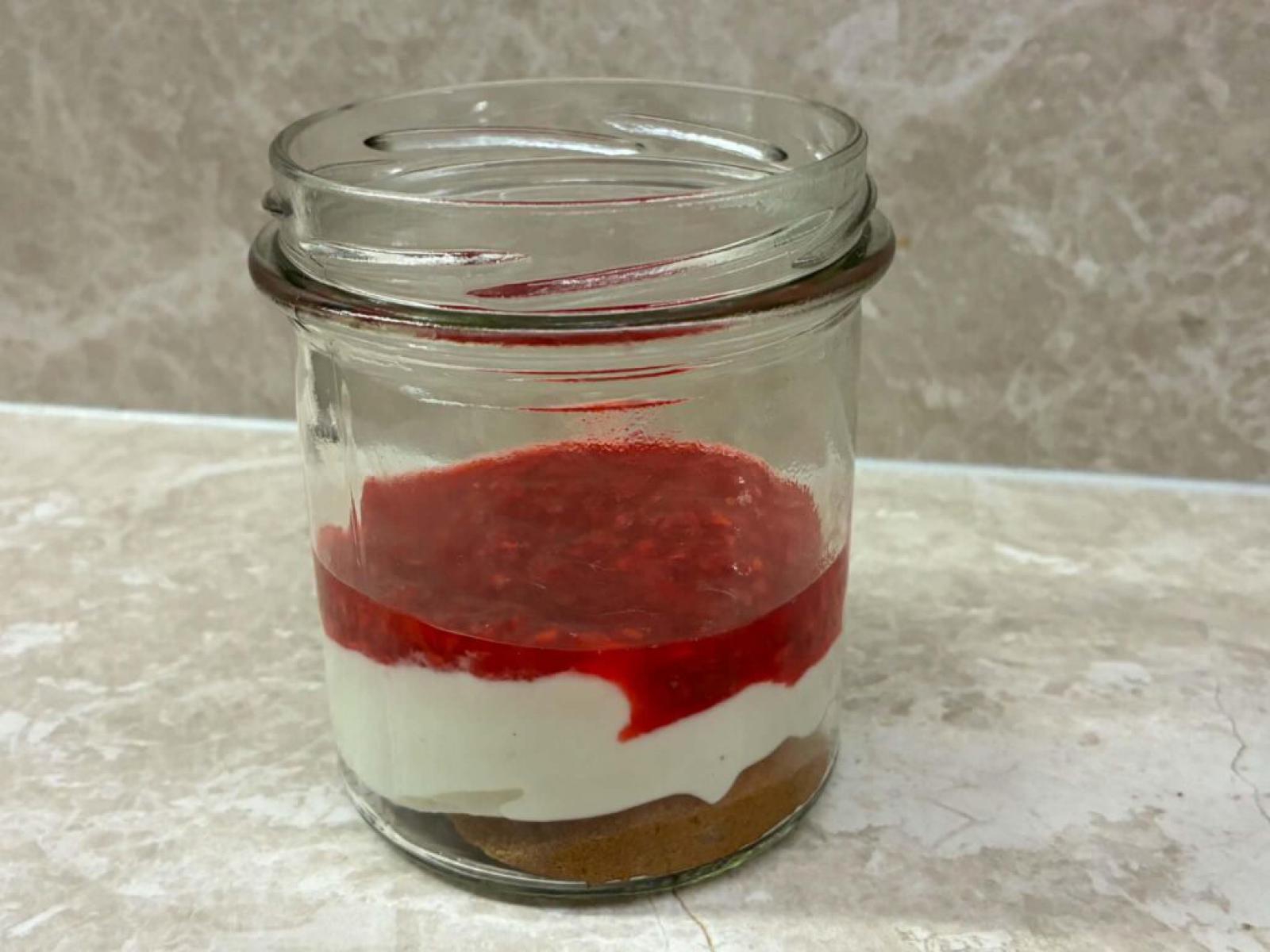 Szybkie jogurtowo-malinowe tiramisu – lekki deser w słoiczku