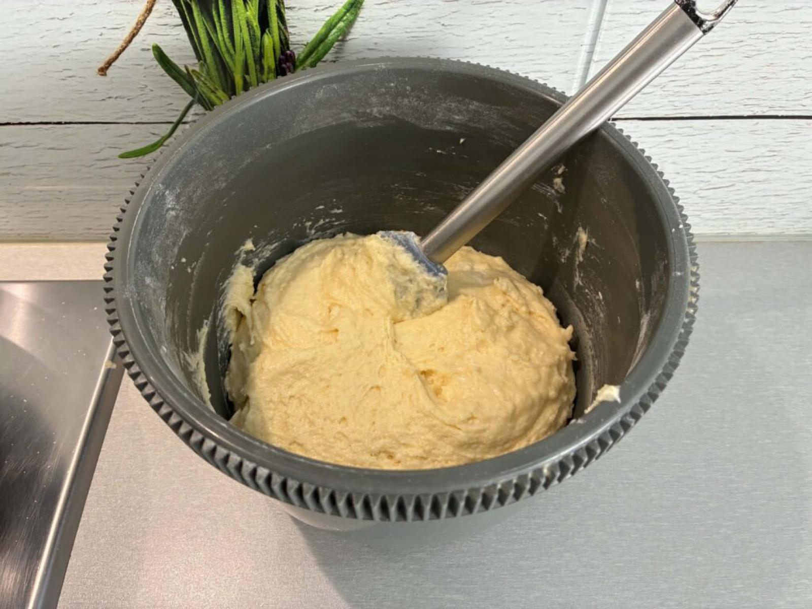 Ciasto z gruszkami i czekoladą bez miksera – wilgotne, maślane i pyszne!