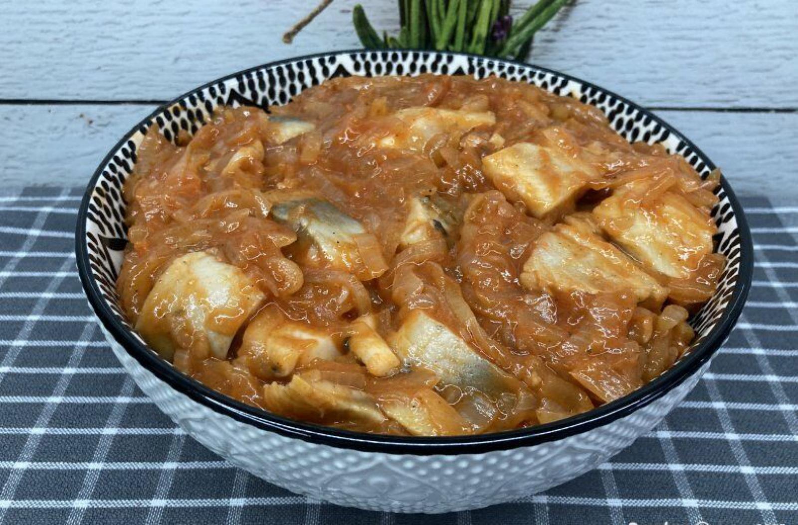 Śledzie w pomidorach z cebulką i miodem