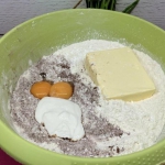 Ciemne ciasto pod ser