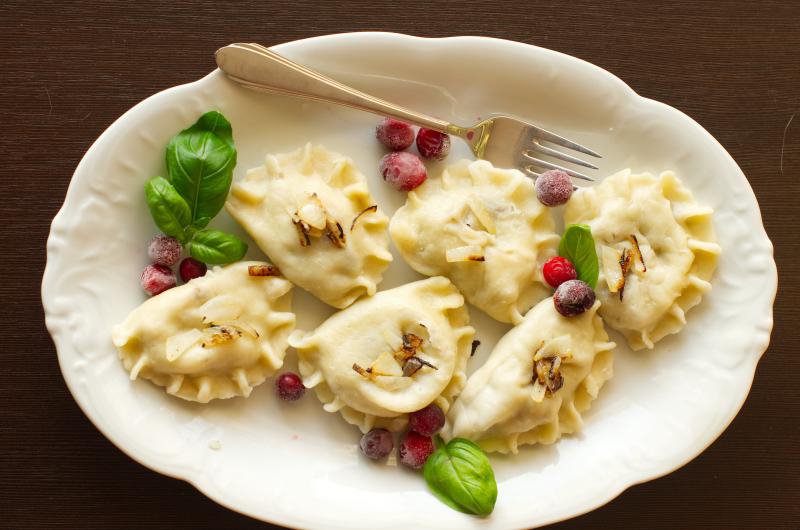 PIEROGI Z BOCZNIAKAMI I ŻURAWINĄ