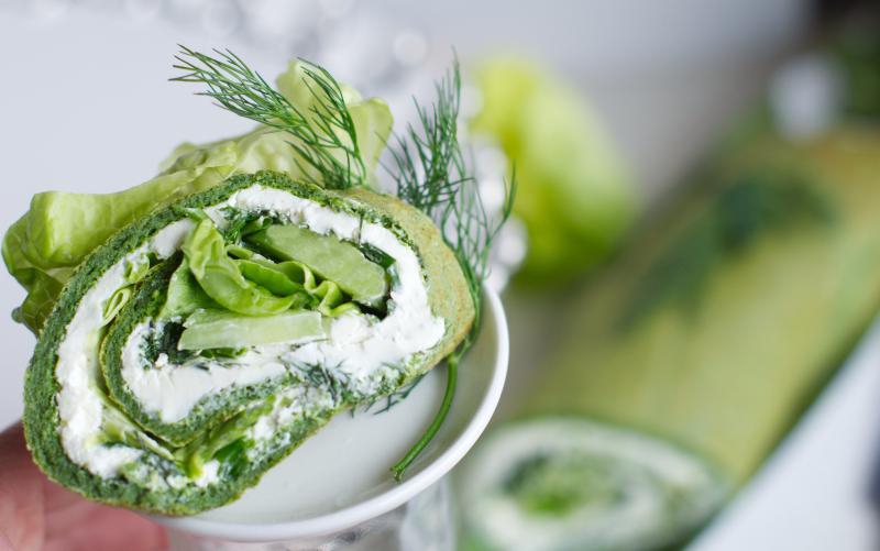 ROLADA SZPINAKOWA Z SERKIEM, OGÓRKIEM I SZCZYPIORKIEM