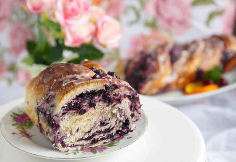 Strucla drożdżowa z jagodami