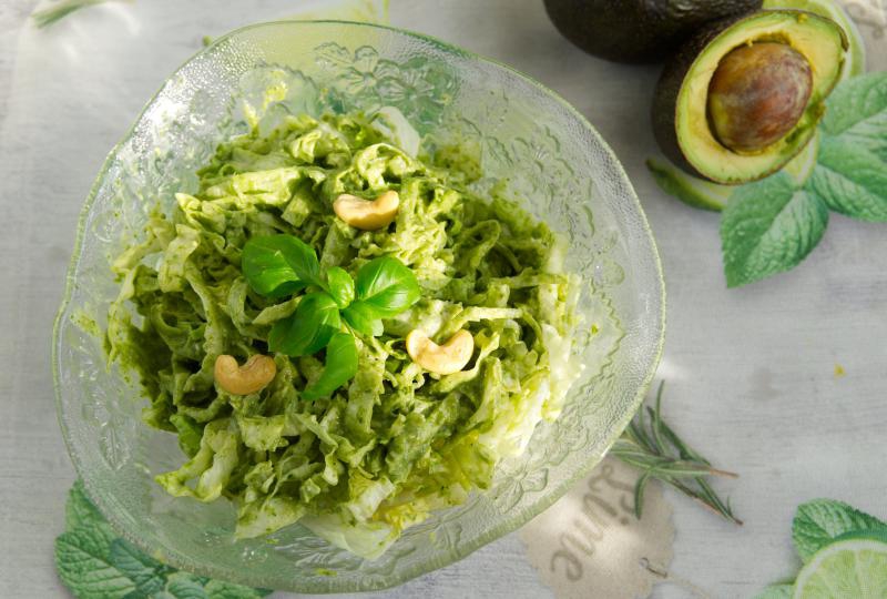 Sałatka Zielonej Bogini z sałaty lodowej