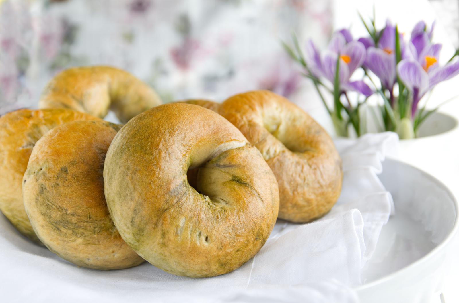 Bajgle marmurkowe z matchą i fioletowym batatem