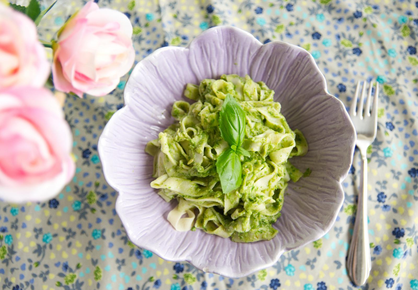 Makaron z zielonym pesto z awokado