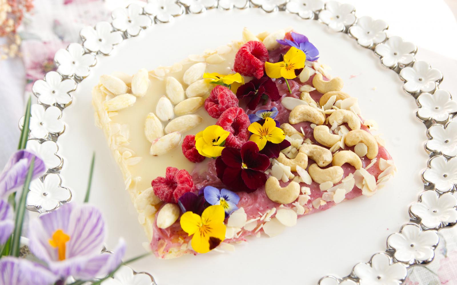 Mazurek piaskowy z białą czekoladą i malinami