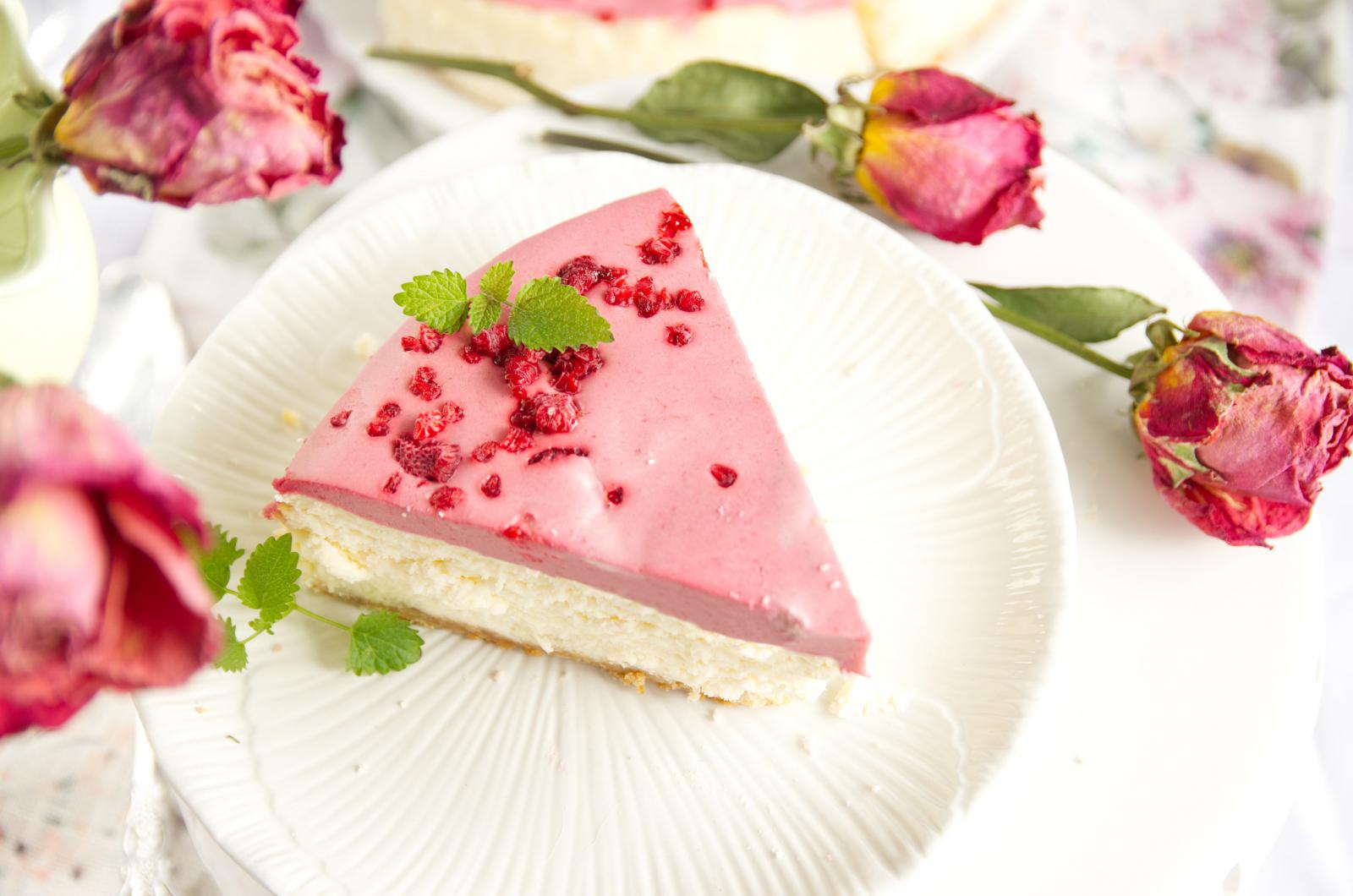 Sernik z musem malinowym