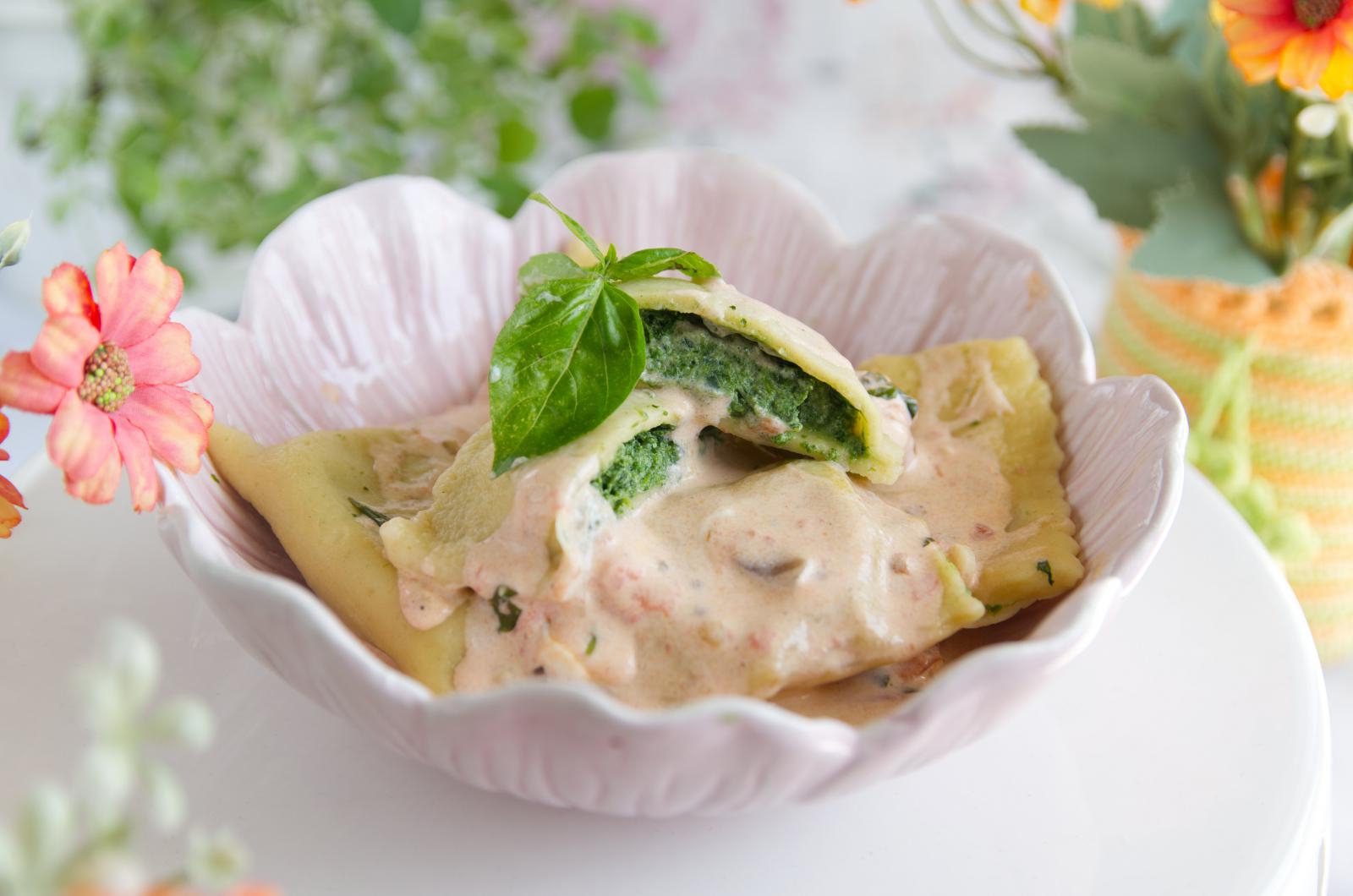 Ravioli ze szpinakiem i ricottą, w sosie z mascarpone