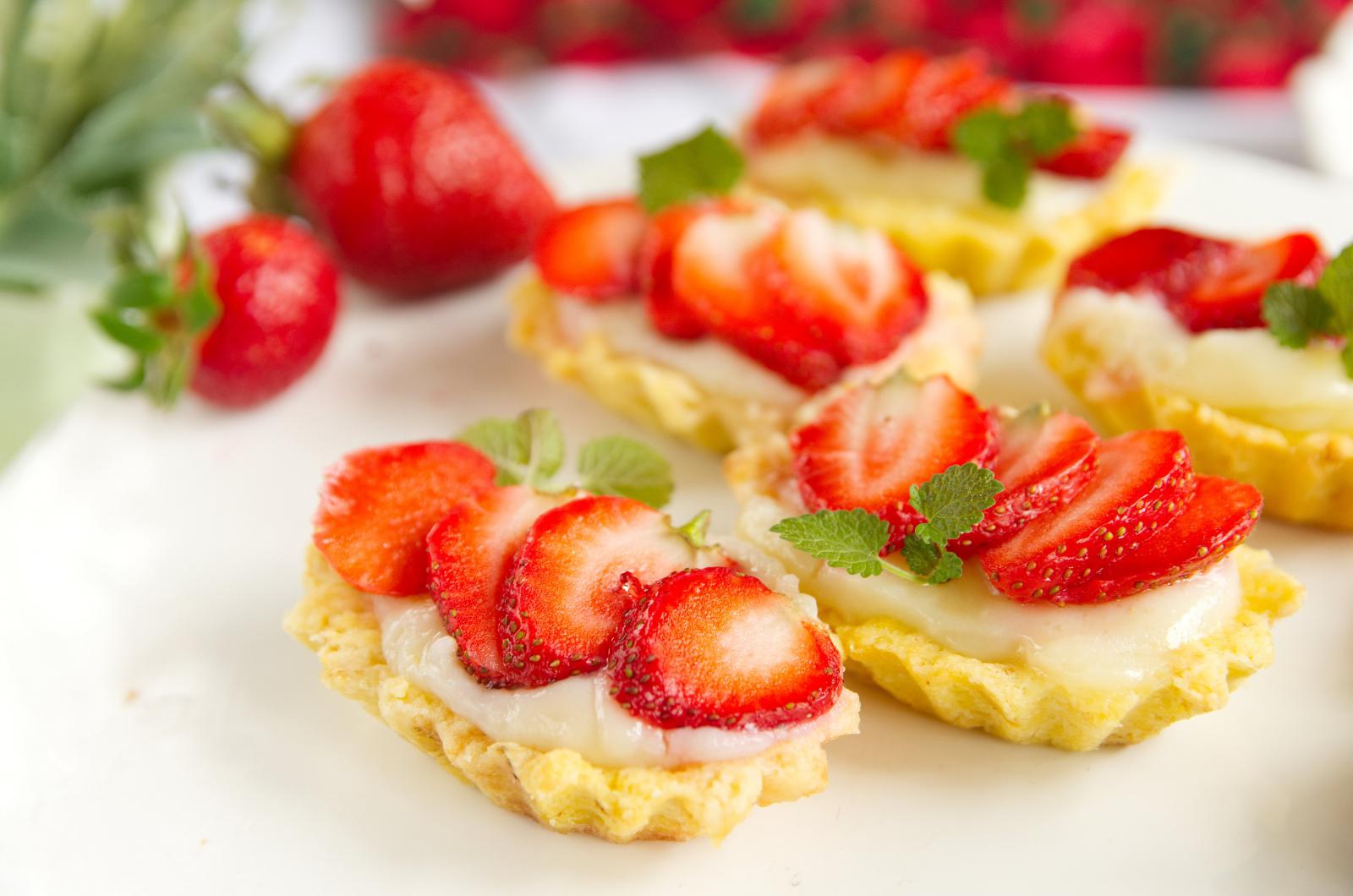Kruche babeczki z kremem i truskawkami