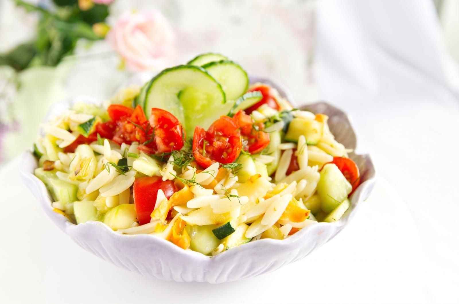 Sałatka z makaronu orzo z warzywami