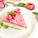 Sernik z musem malinowym