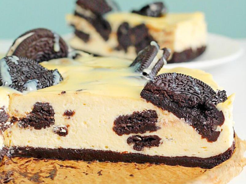 Kremowy sernik Oreo pieczony w kąpieli wodnej – najlepszy przepis