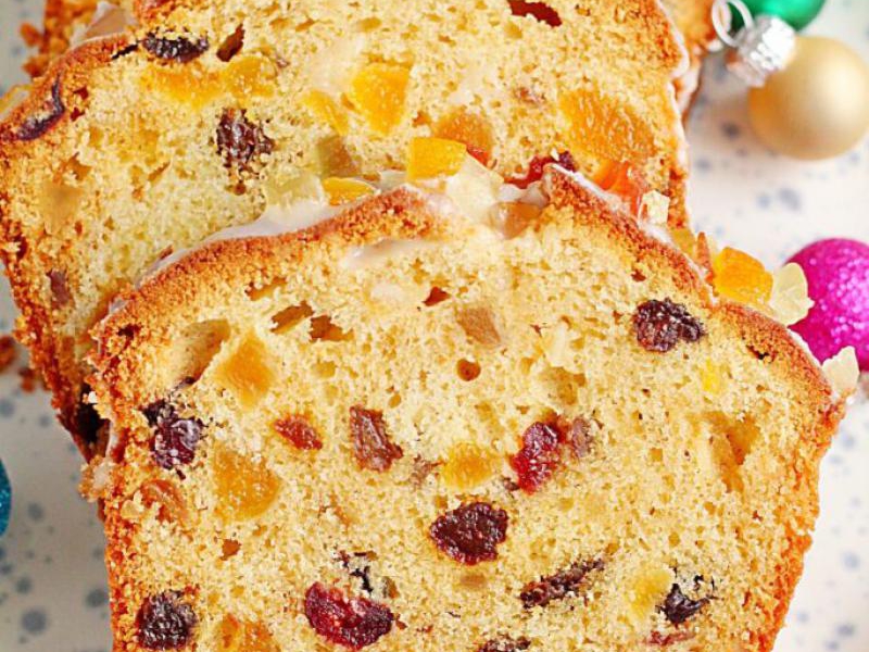 Wilgotny keks świąteczny z rodzynkami w rumie