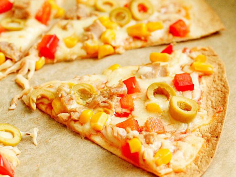 Szybka pizza z tortilli z piekarnika