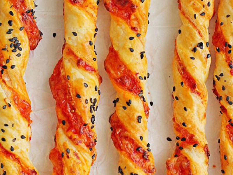 Paluchy z ciasta francuskiego z serem i ajvarem – prosty i szybki przepis