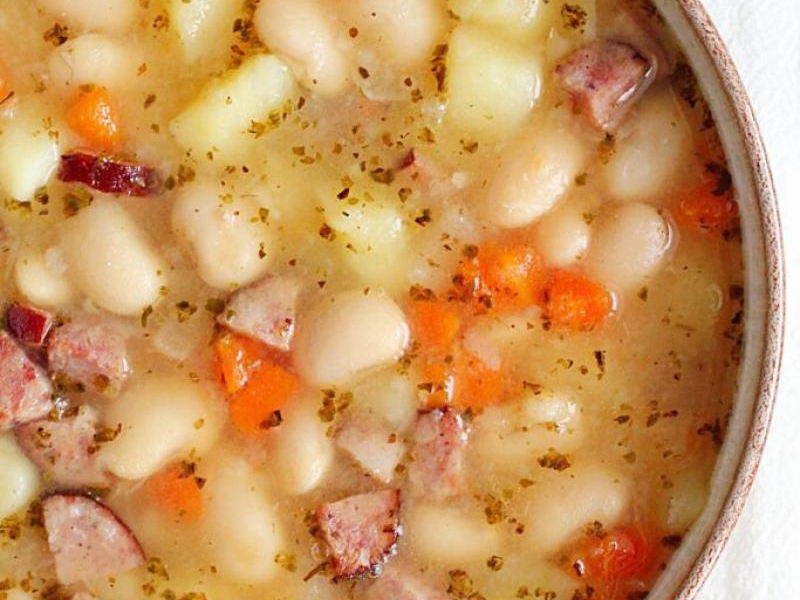 Zupa fasolowa na żeberkach i kiełbasie wiejskiej – gęsta, sycąca zupa na zimę