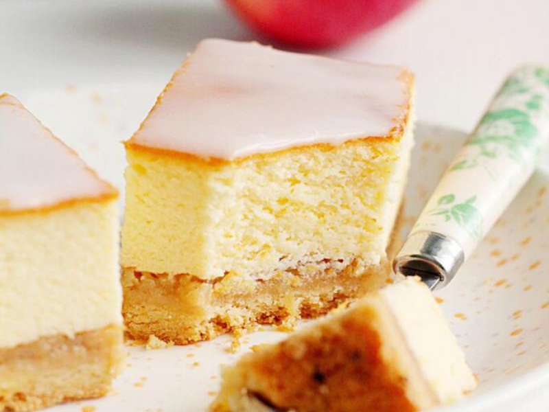 Sernik z jabłkami