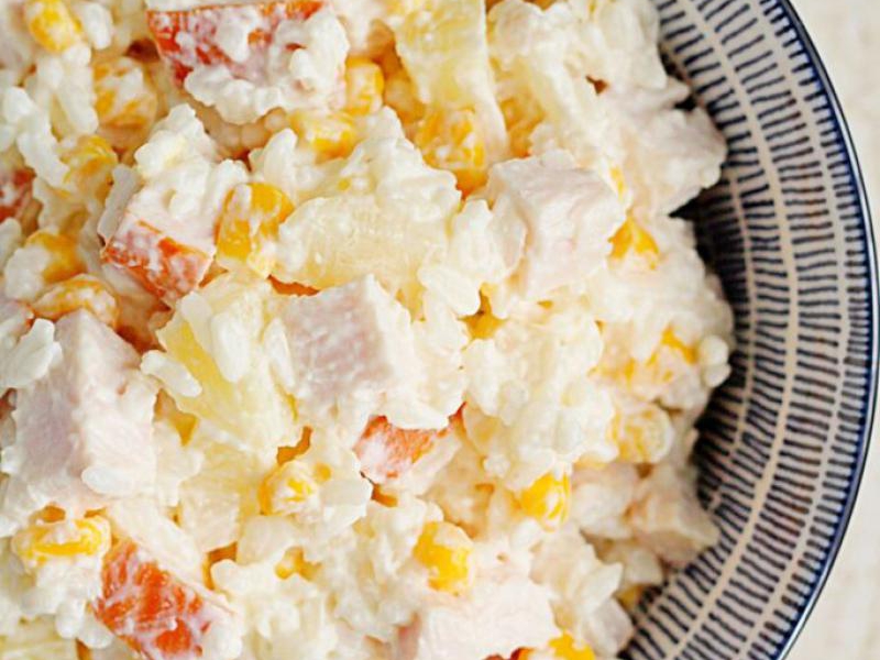 Sałatka ryżowa z wędzonym kurczakiem, ananasem i kukurydzą