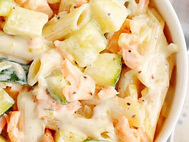 Makaron z łososiem i cukinią