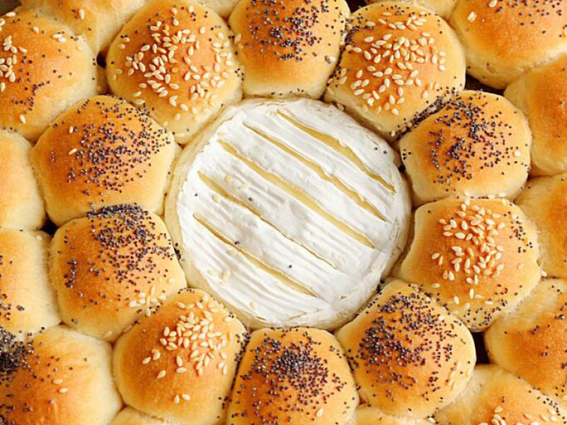 Odrywane bułeczki z camembertem