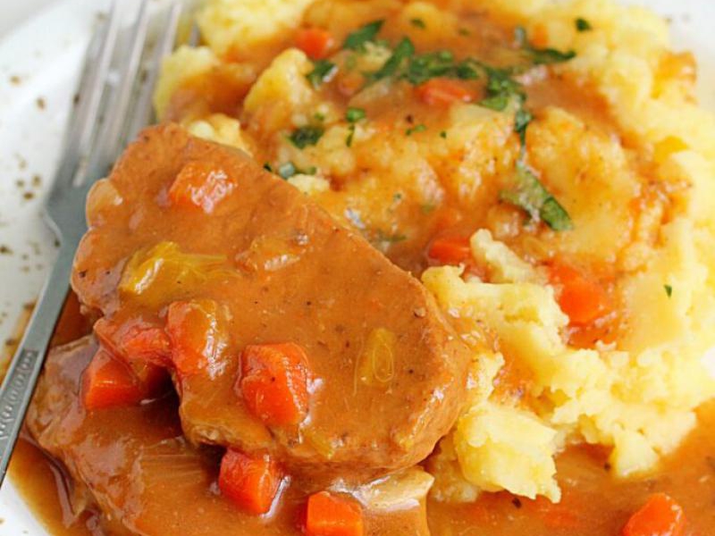 Schab w sosie z porem i marchewką