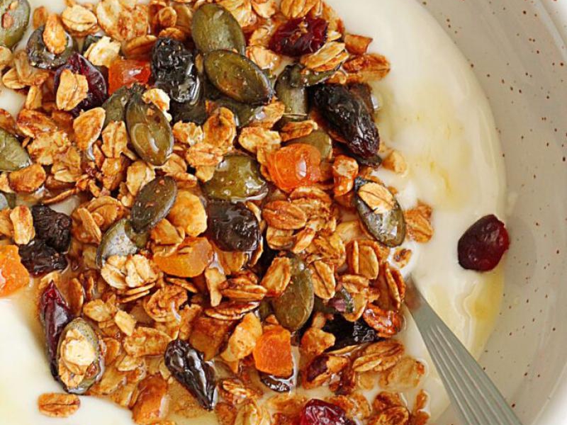 Domowa granola – prosty przepis na chrupiącą i zdrową granolę