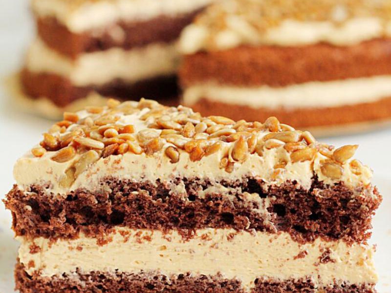 Słonecznikowiec – przepis na pyszne ciasto z kajmakiem i karmelizowanym słonecznikiem