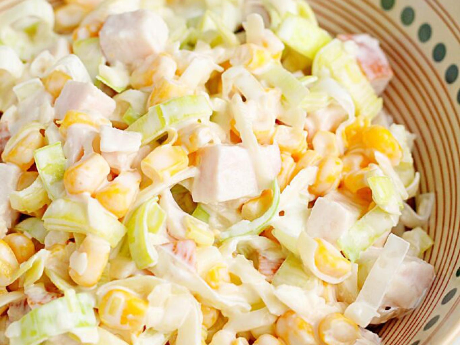 Sałatka z wędzonym kurczakiem, porem i kukurydzą