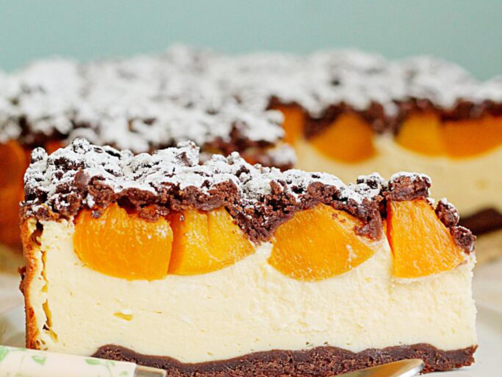 Sernik z brzoskwiniami na kruchym kakaowym cieście