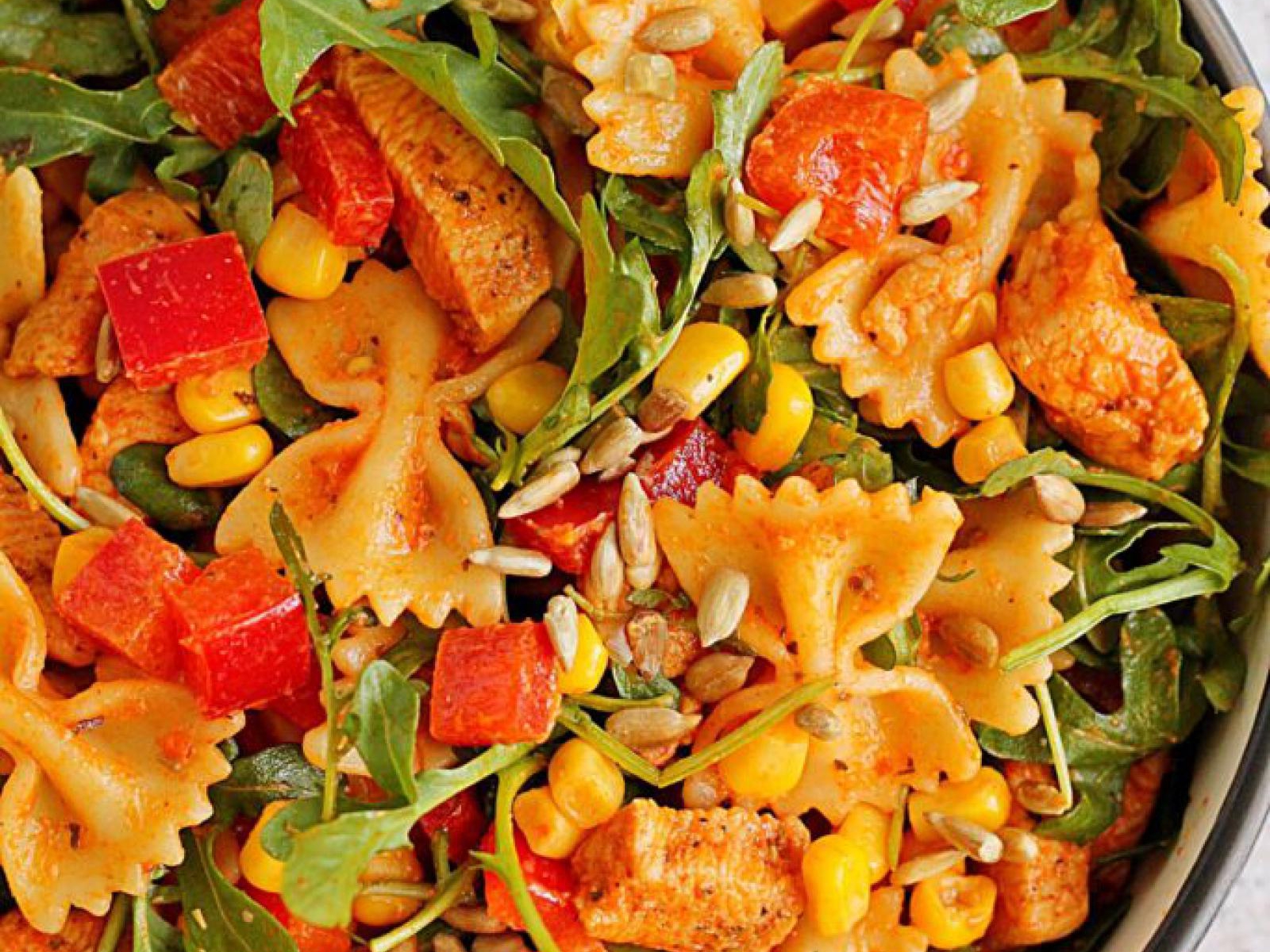 Sałatka makaronowa z kurczakiem i pesto