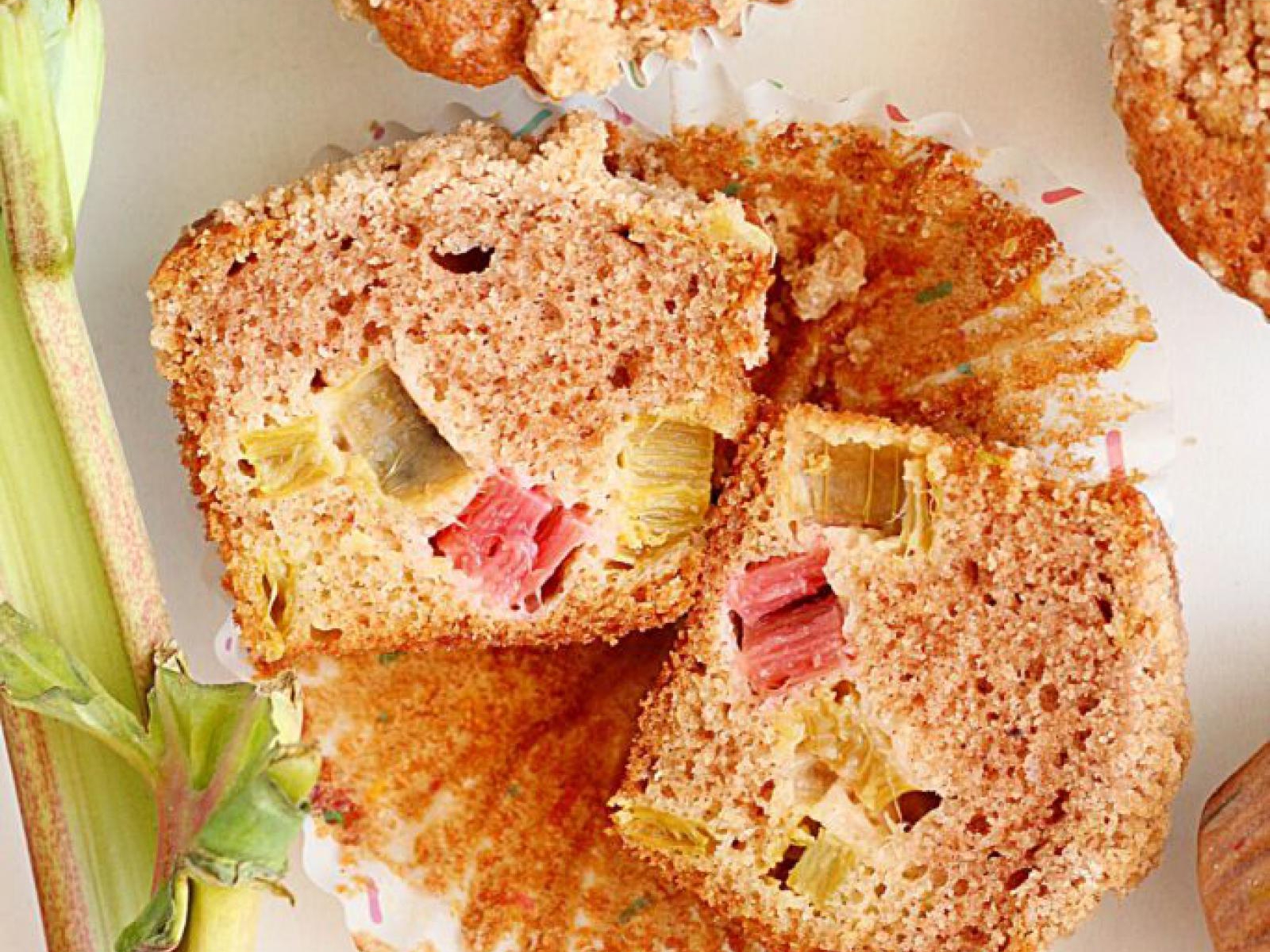 Muffiny z rabarbarem i kruszonką