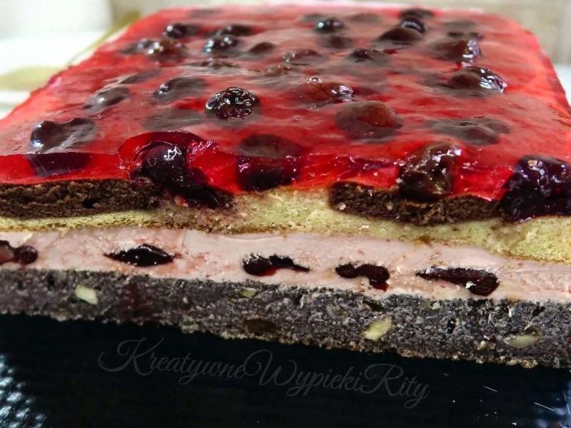 Makowiec z wiśniami