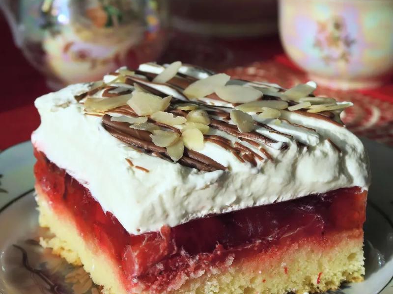 Biszkoptowe Ciasto z Truskawkami, Galaretką i Bitą Śmietaną