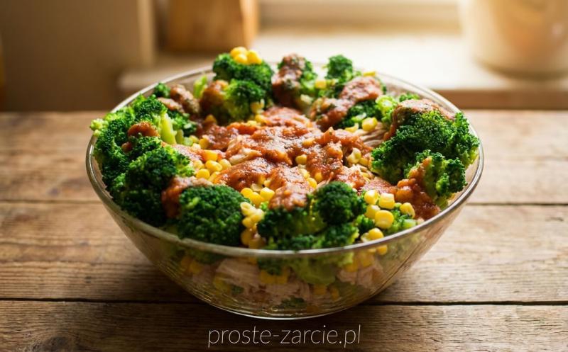 Lekka sałatka z kurczaka i brokuła z sosem pomidorowym – bez majonezu!