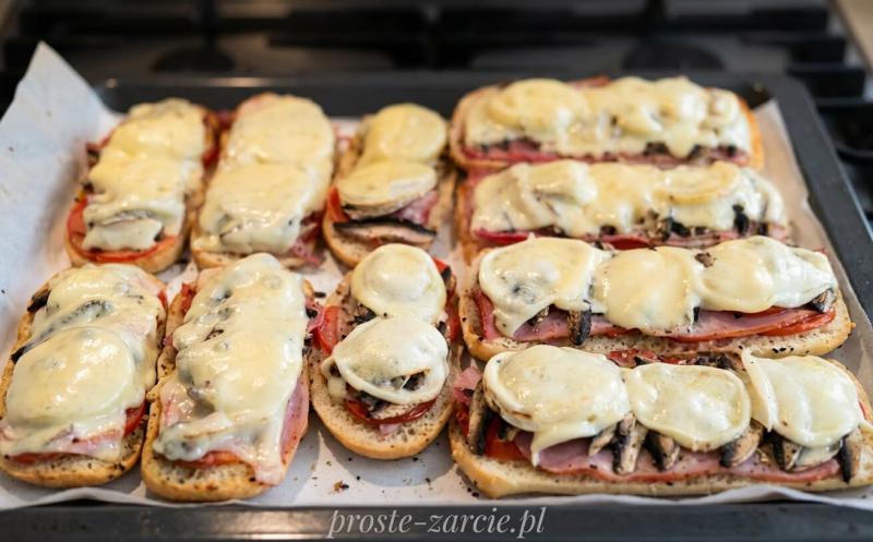 Grzanki z piekarnika – przepis na chrupiące kanapki na ciepło
