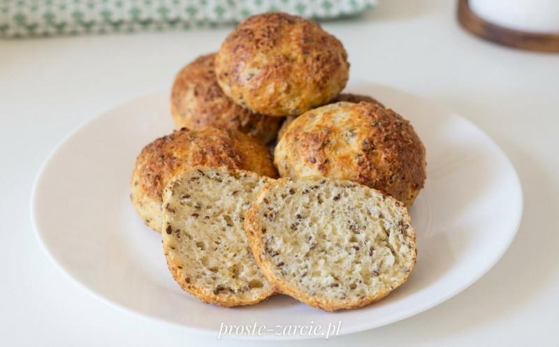 Bułki proteinowe z serka wiejskiego – przepis na szybkie pieczywo bez drożdży