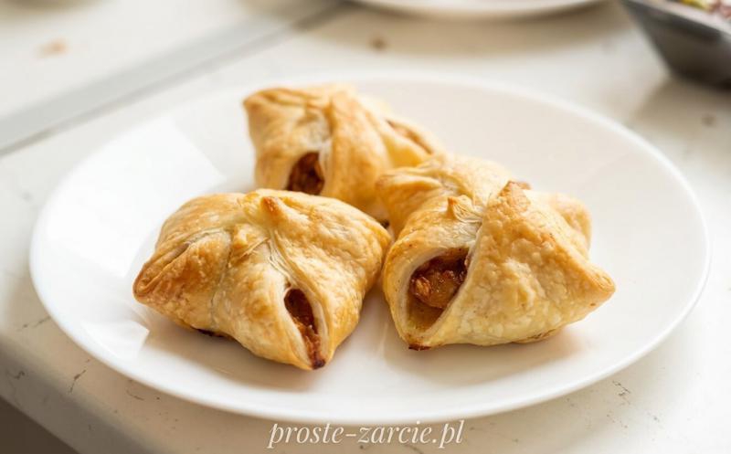 Mini szarlotki z ciasta francuskiego – błyskawiczny deser z jabłkami