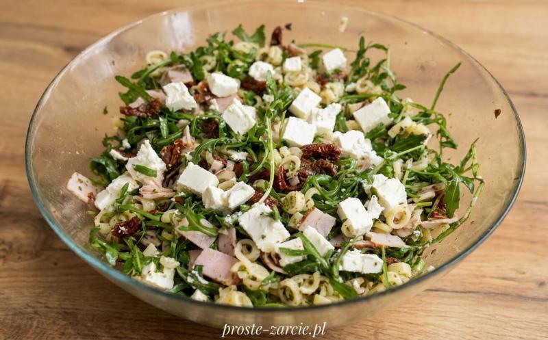 Sałatka z rukolą i suszonymi pomidorami – śródziemnomorski miks z makaronem
