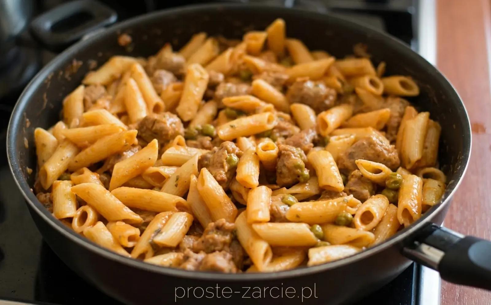 Penne z białą kiełbasą i groszkiem – pomysł na szybki i sycący obiad