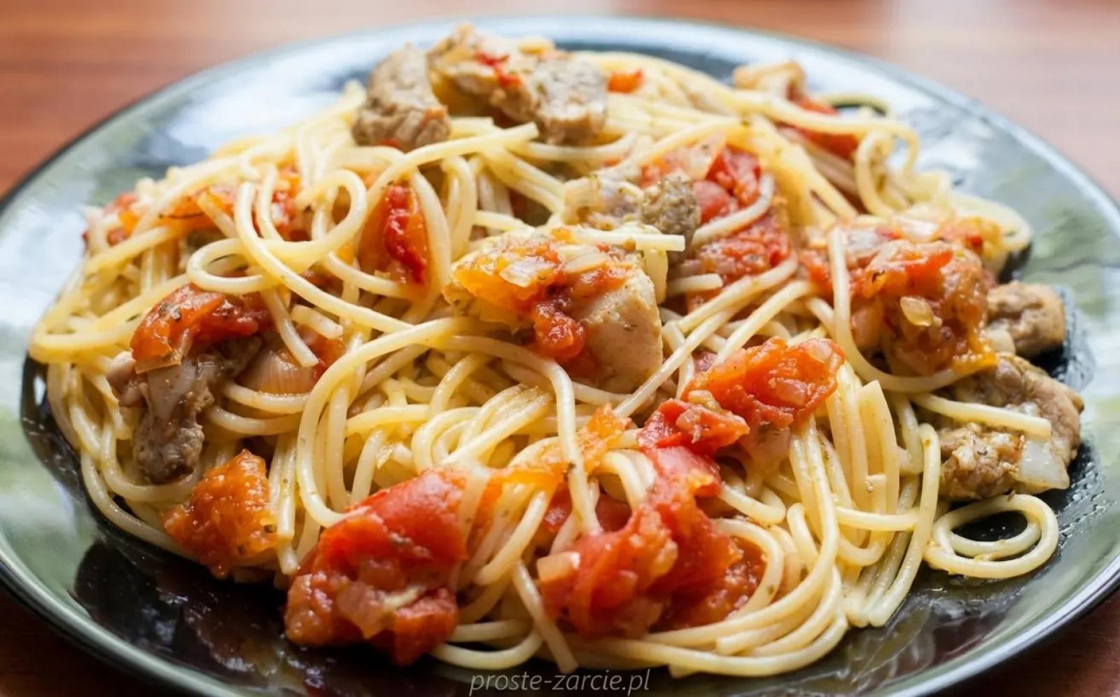 Spaghetti amatriciana – prosty i sycący klasyk z boczkiem