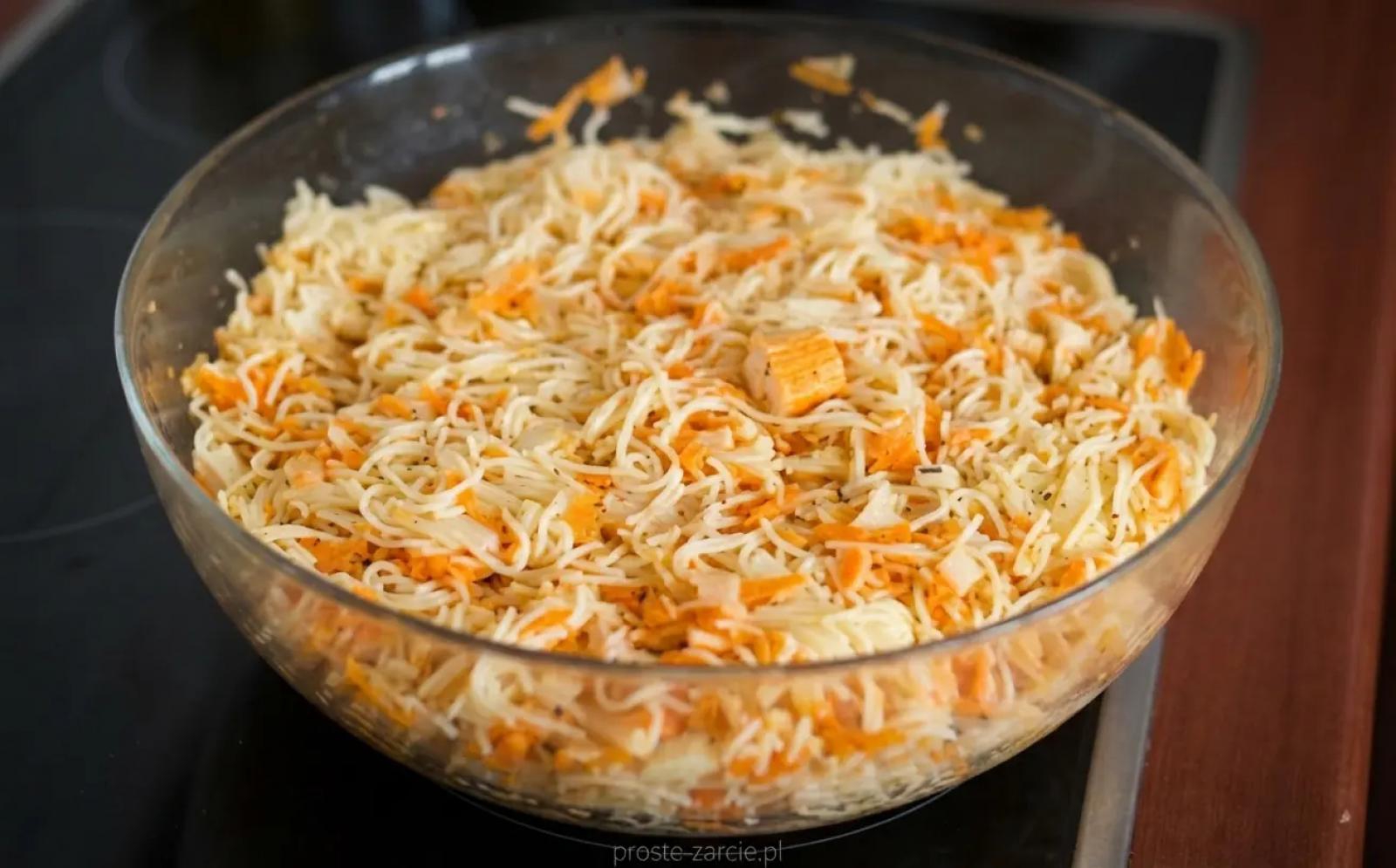 Sałatka z surimi i marchewki – prosty pomysł na lekki posiłek