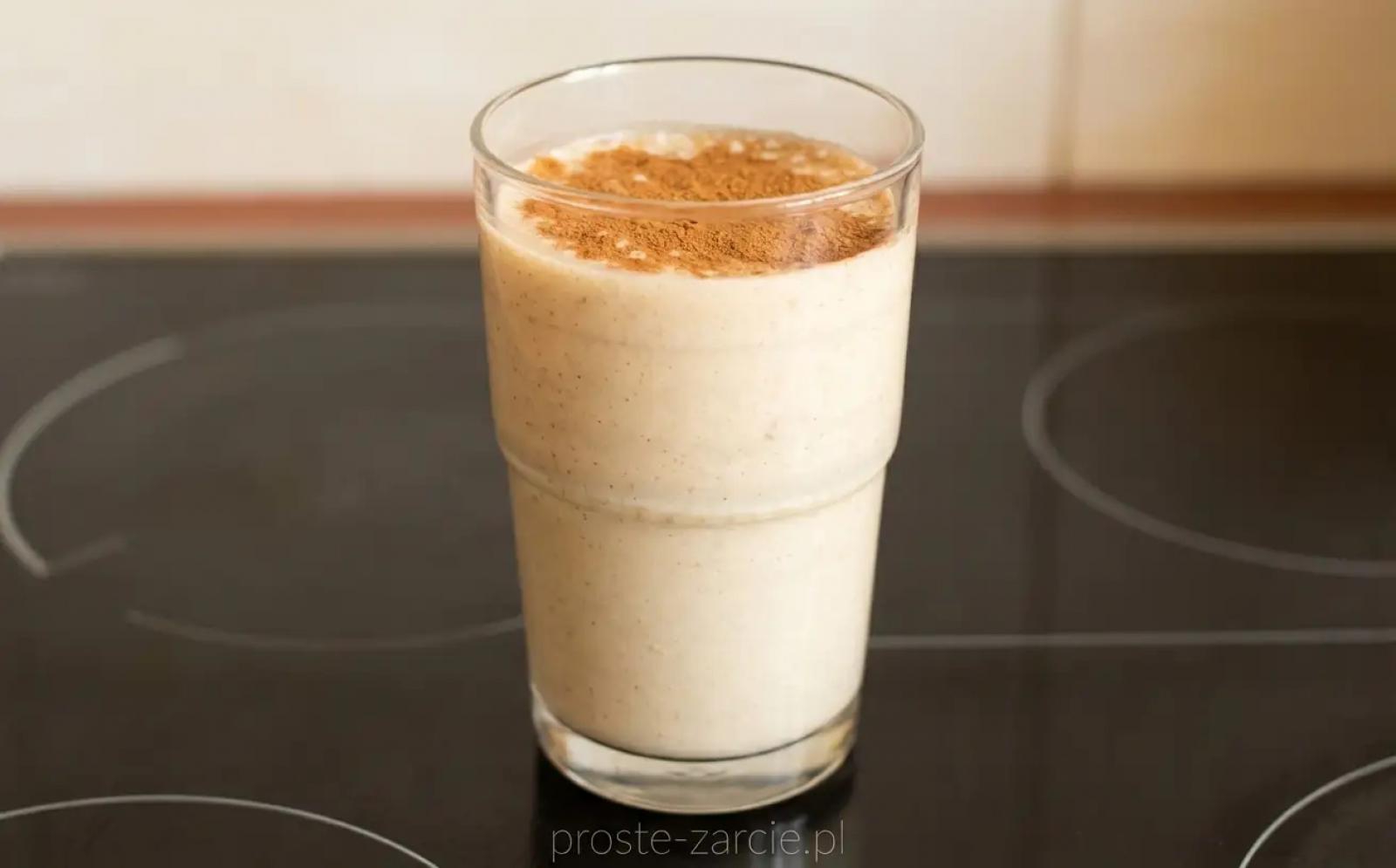 Koktajl bananowy z brzoskwinią – kremowy deser w 5 minut