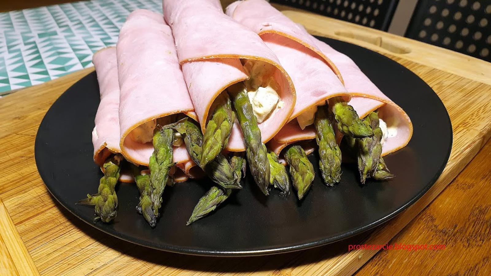 Zielone szparagi w szynce z pastą jajeczną – sprawdzony przepis na przystawkę