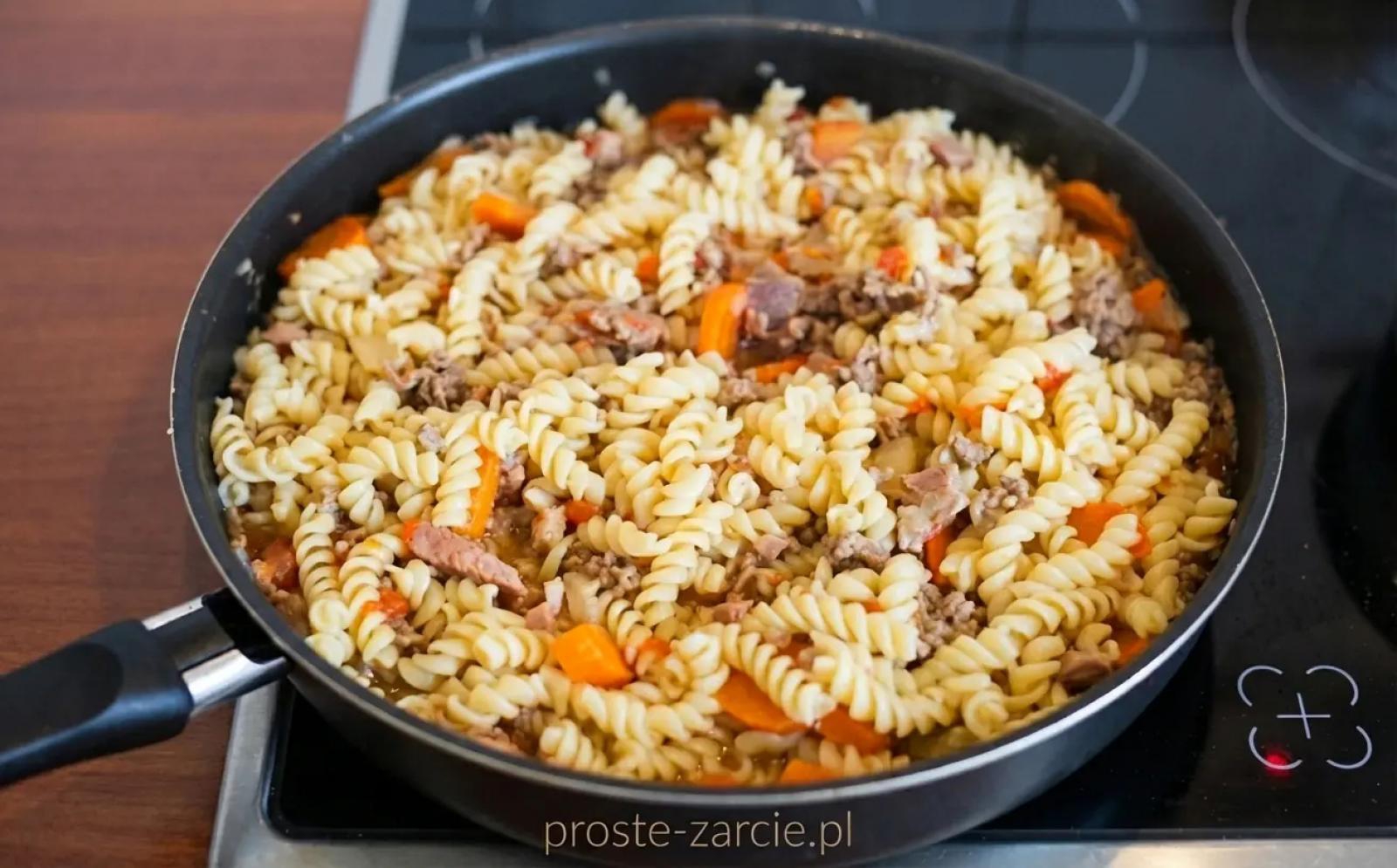 Makaron świderki z warzywami i mięsem mielonym – domowy sos mięsny