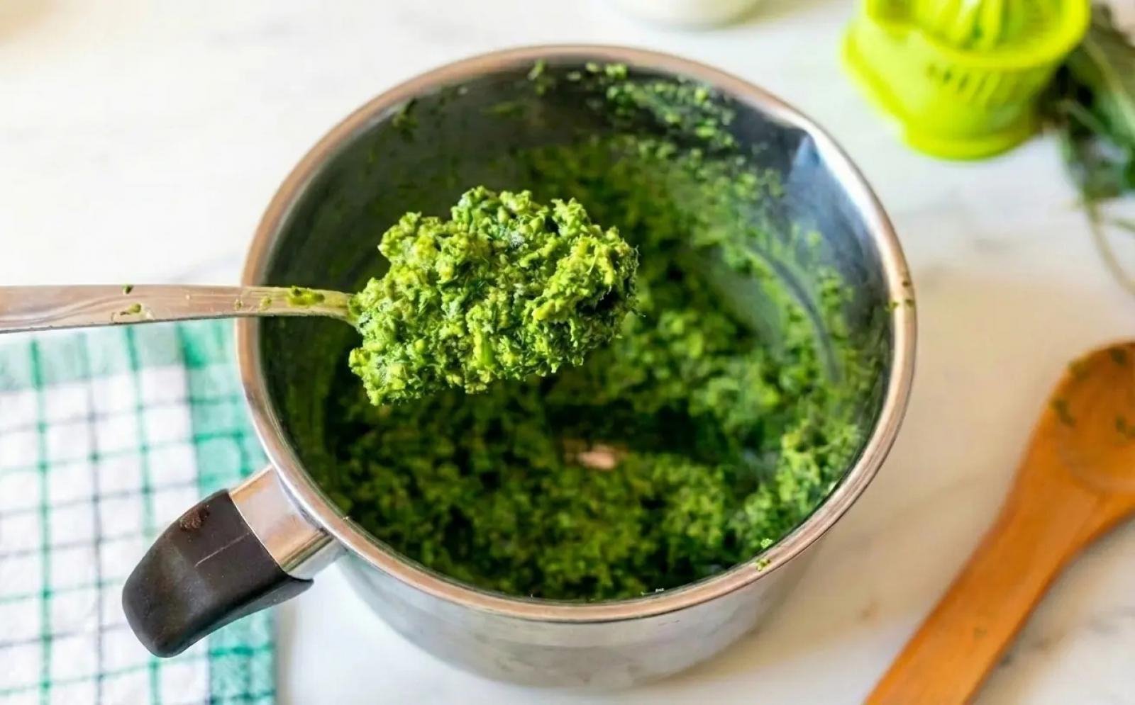 Pesto z bazylii – sprawdzony przepis na domowy sos genueński