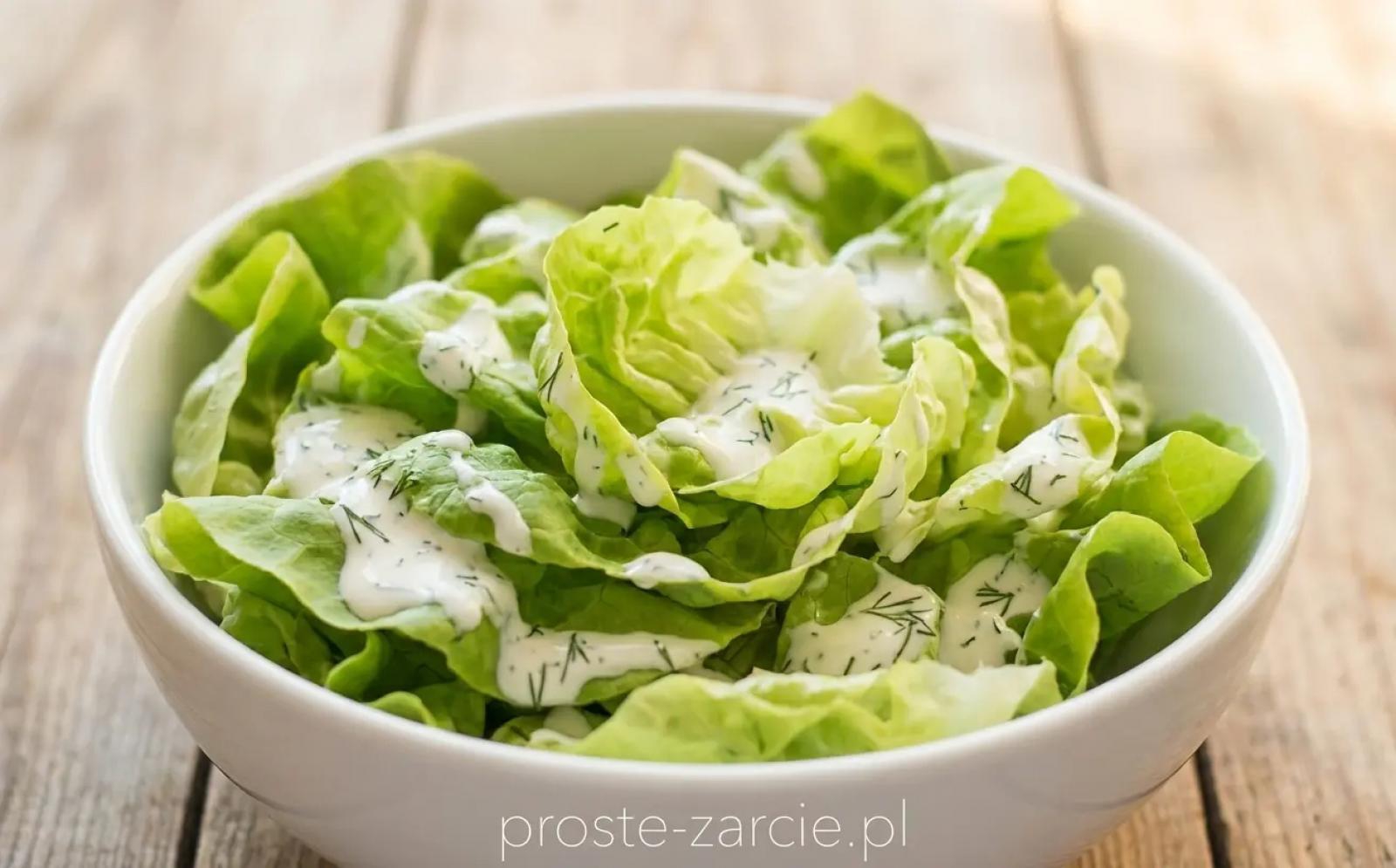Sałata z sosem jogurtowo-koperkowym – szybki i zdrowy dodatek do obiadu