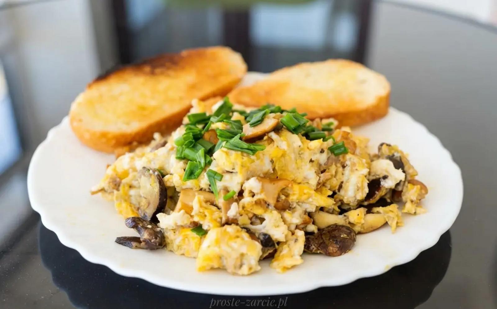 Jajecznica z grzybami – pomysł na wykorzystanie leśnych zbiorów