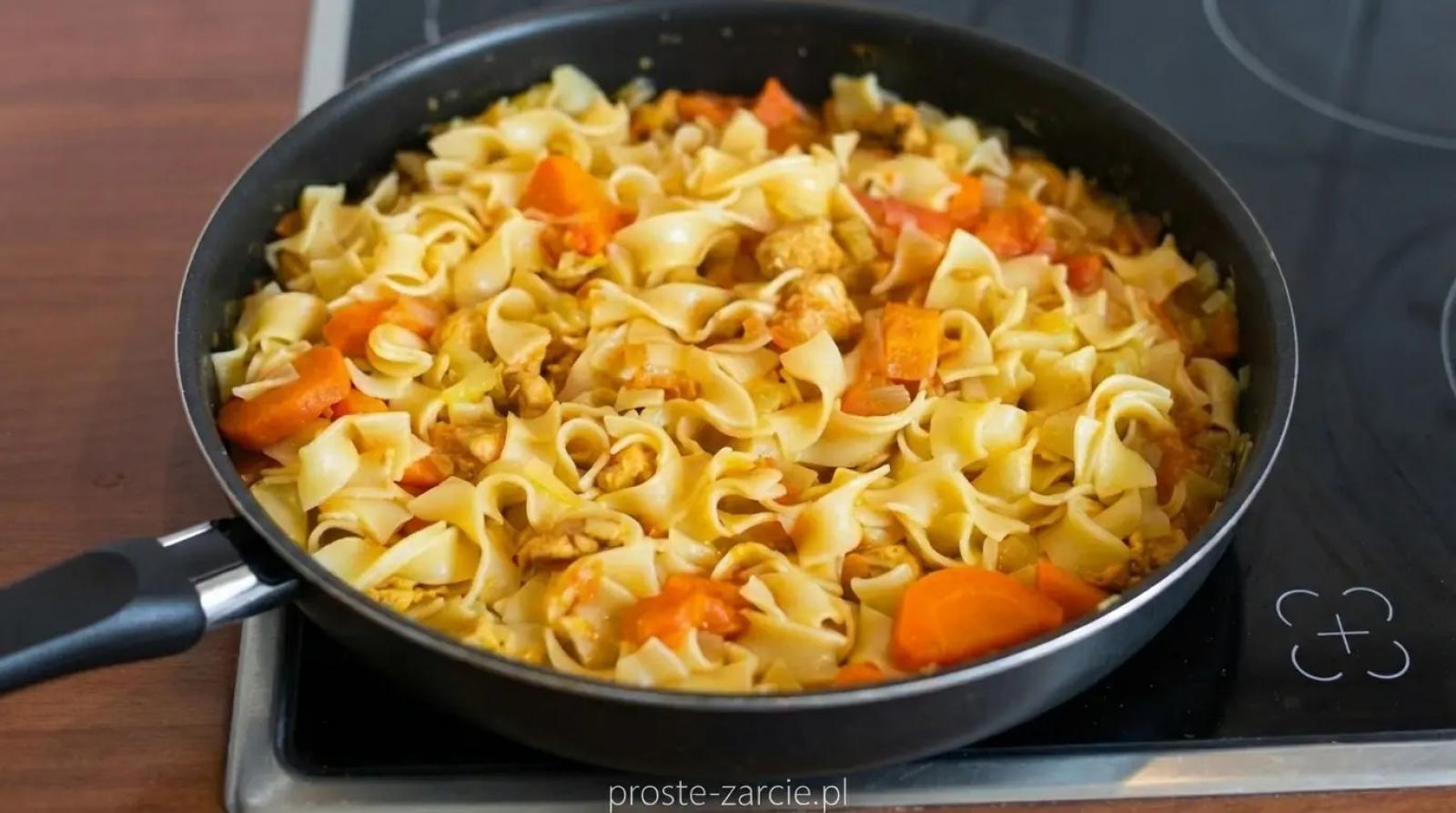 Makaron tagliatelle z kurczakiem – aromatyczny i  sycący obiad